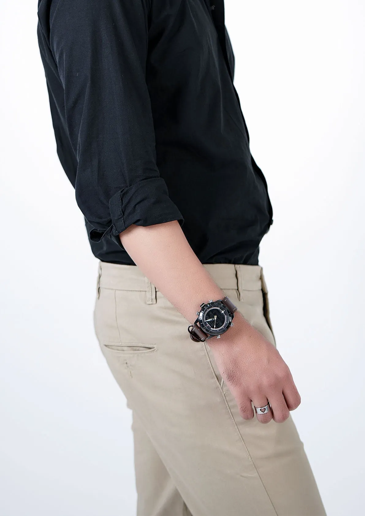 Solid Regular Fit Chinos with Button Closure and Pockets